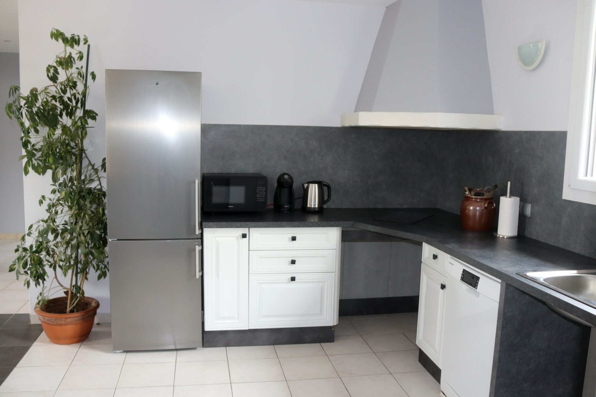 Cuisine accessible : espace sous les plaque et sous l'évier