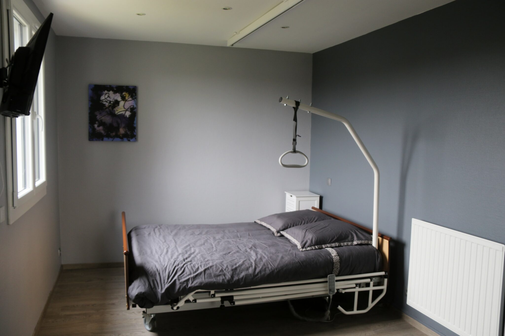 Chambre avec lit médicalisé 3 fonctions électriques