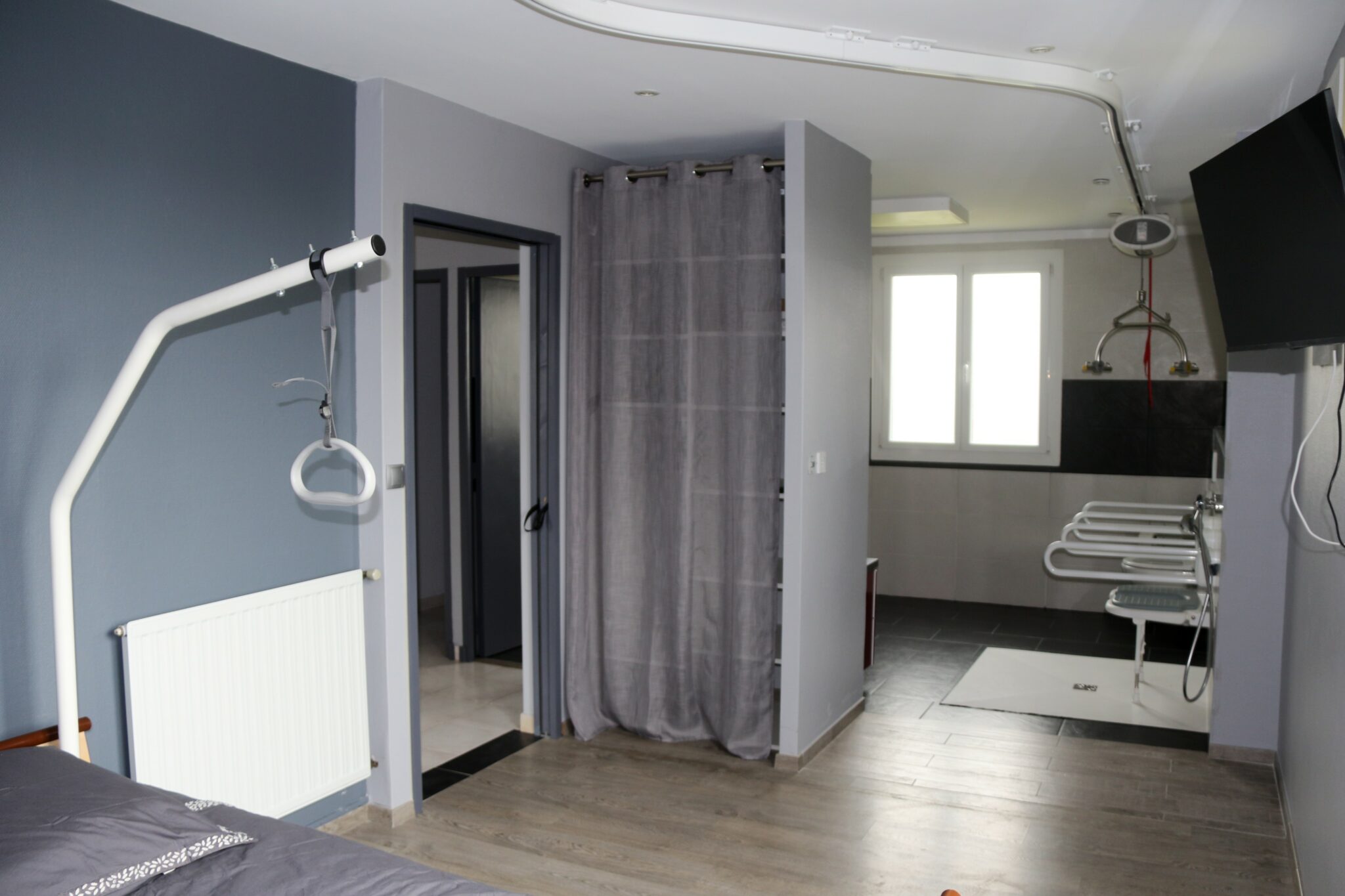Chambre PMR avec rangements accessibles