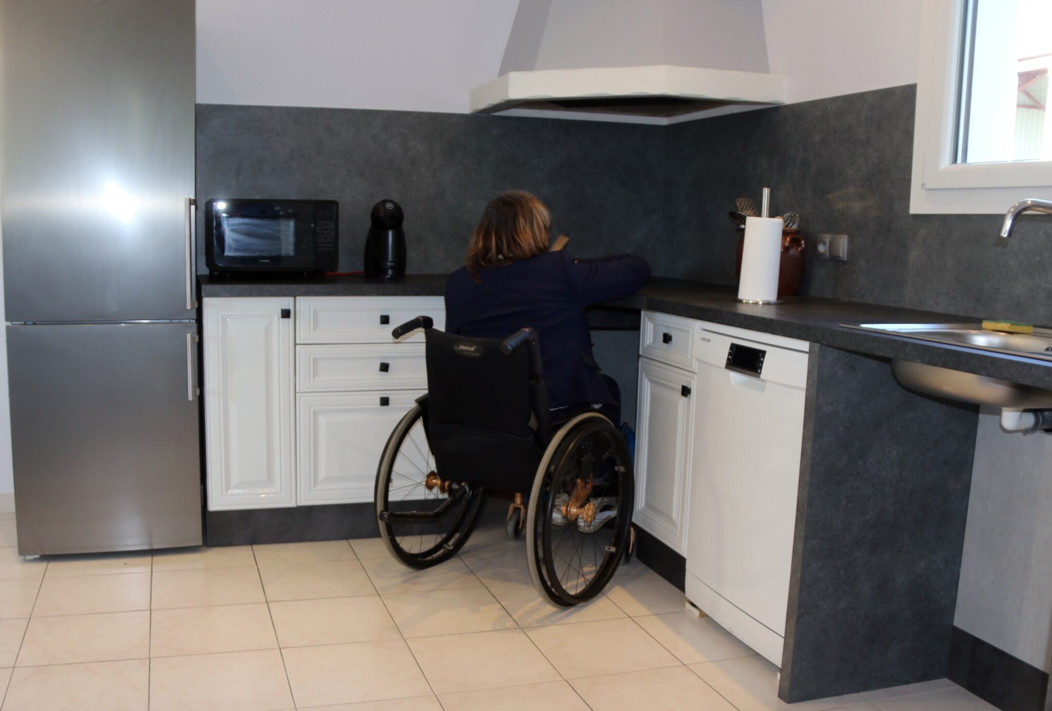 Cuisine accessible : espace sous les plaque et sous l'évier