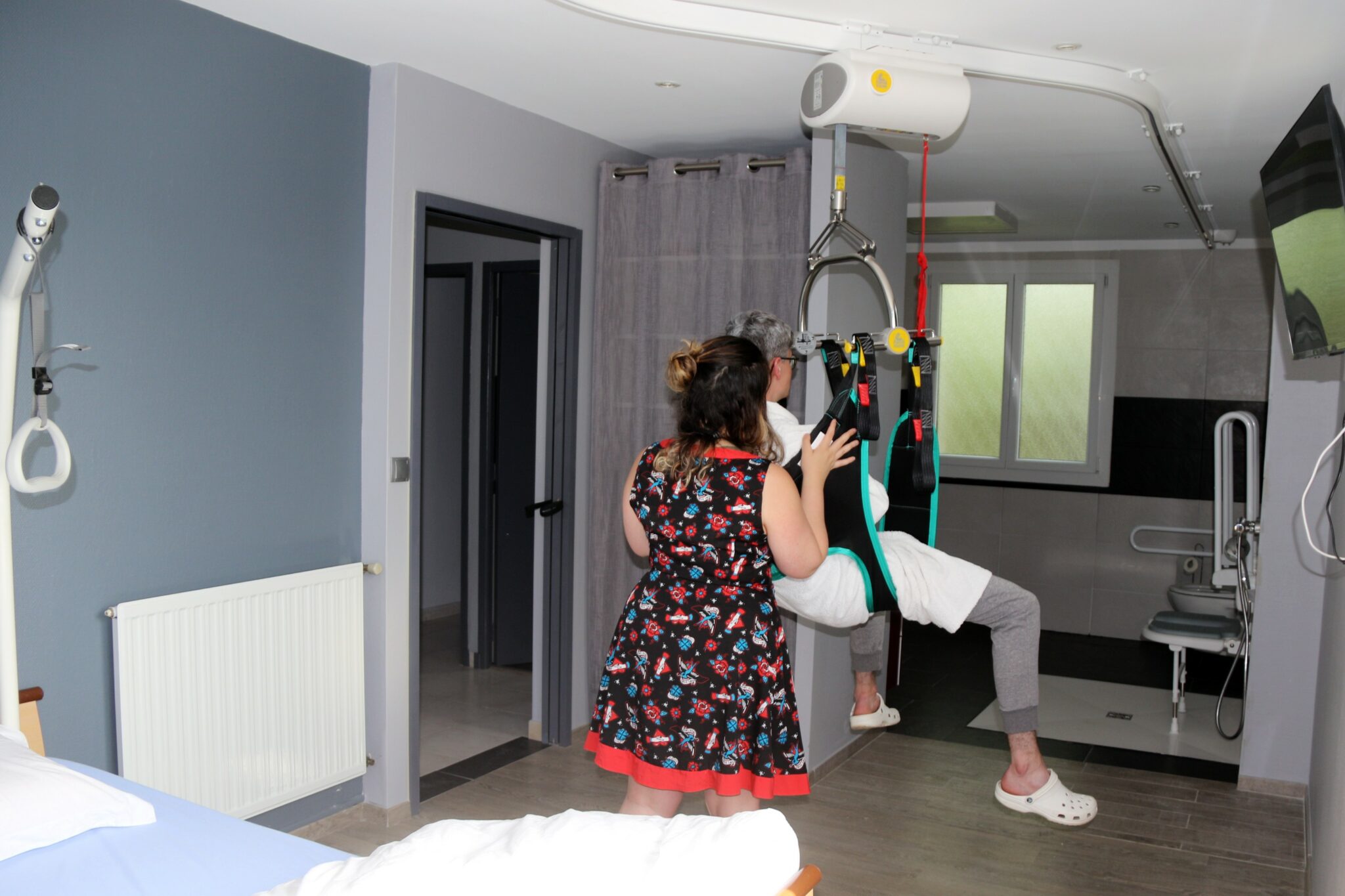Chambre et salle de bain reliées avec rail de transfert au plafond