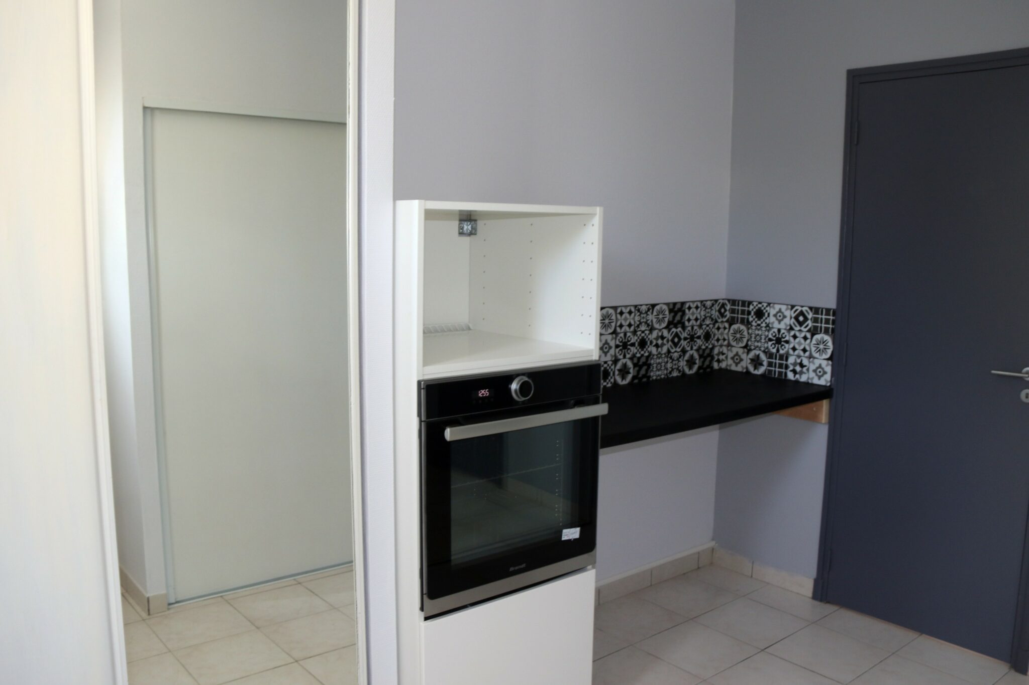 Cuisine accessible avec four en hauteur et plan de travail