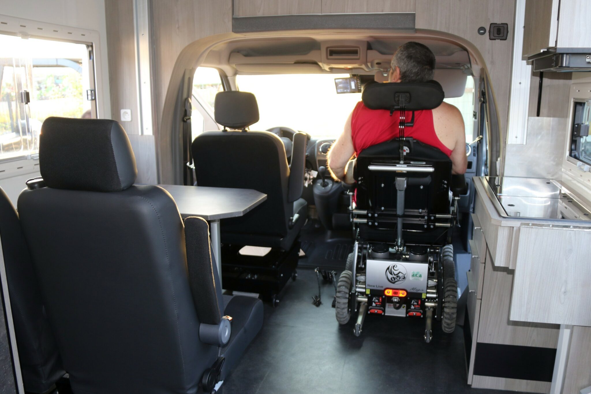 Camping-car PMR Hoddicé aménagé sur mesure pour personne à mobilité réduite HANDICAP (14)