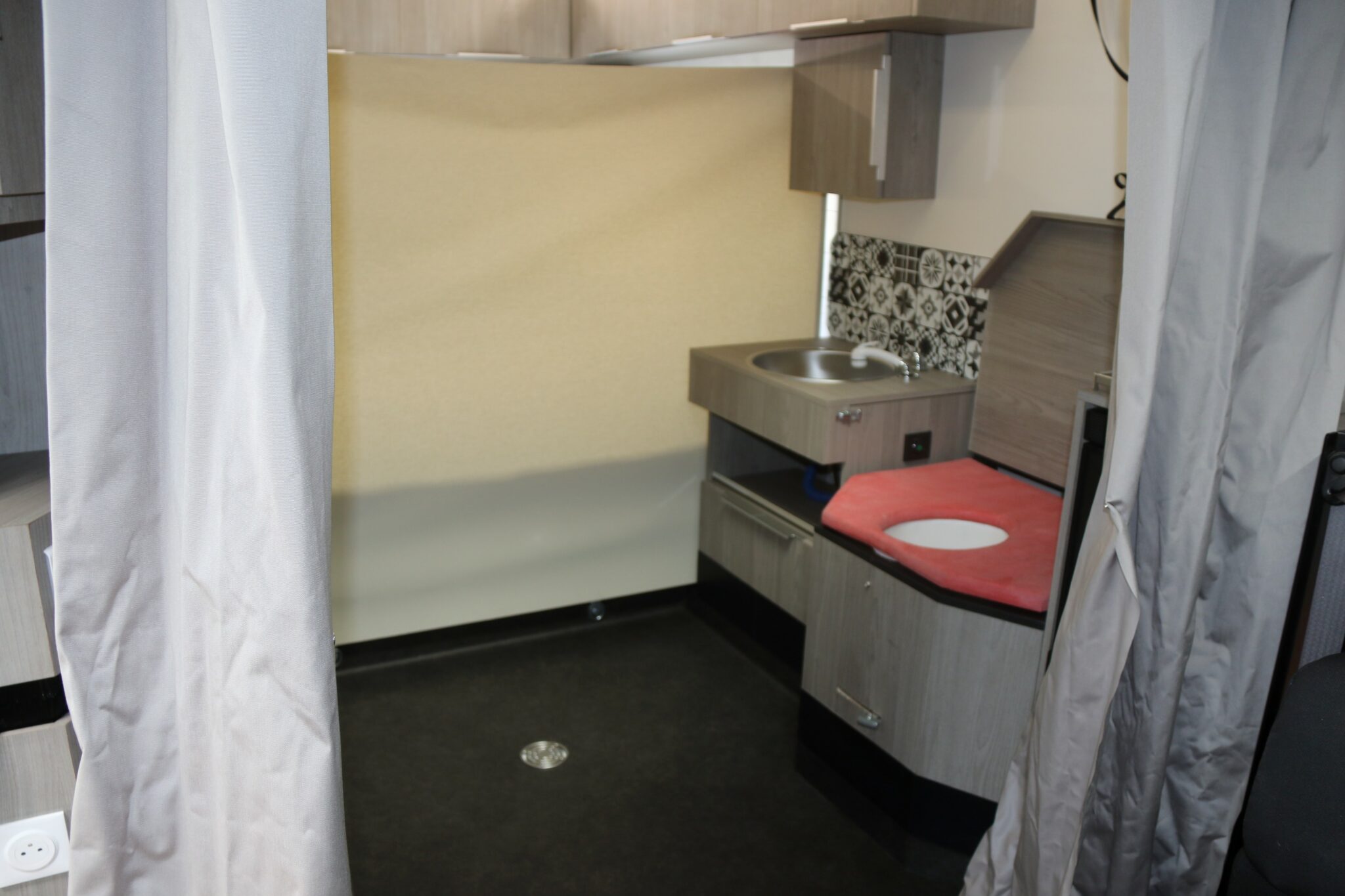 Camping-car PMR Hoddicé aménagé sur mesure pour personne à mobilité réduite HANDICAP (17)